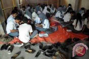 Puluhan Siswa SMK Pasangkayu Belajar Dilantai