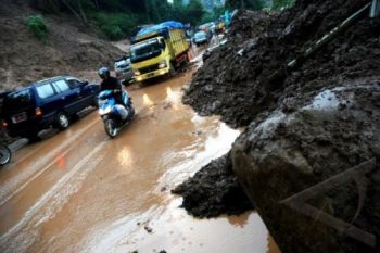 Longsor Timbun Rel Kereta Api di Garut