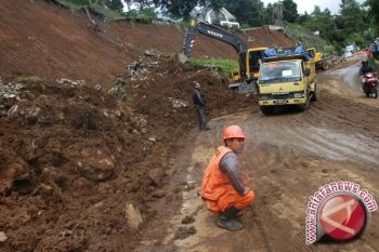  Longsor tutup jalan alternatif Wonosobo-Magelang