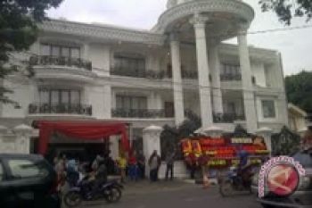 Papan ucapan selamat mulai mengalir ke rumah Romi