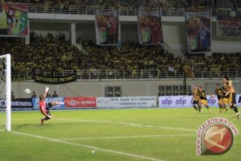 Penalti Esteban Bawa Mitra Raih Tiga Poin
