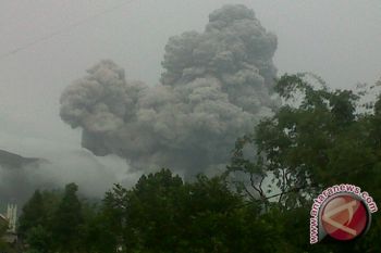 Lontaran debu vulkanik Gunung Lokon setinggi 3 kilometer