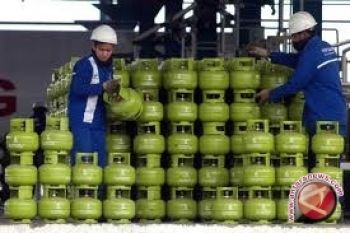 Pemkot Serahkan 196 Tabung Elpiji Keluarga Prasejahtera 