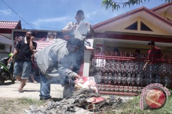 Pengurus dan Simpatisan Bakar Atribut Partai Gerindra