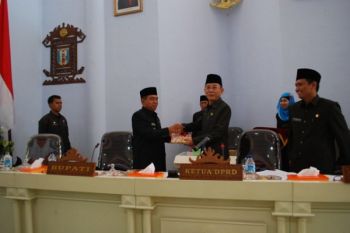 Serahkan Memori LKPJ