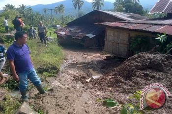 Longsor Sukau Lampung Barat Rusak Empat Rumah