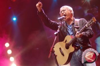 Iwan Fals kritik kondisi sosial sambil bernyanyi