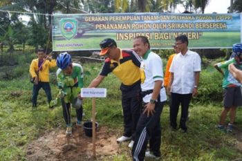 Komunitas Perempuan Bersepeda Tanam Pohon di Pasaman