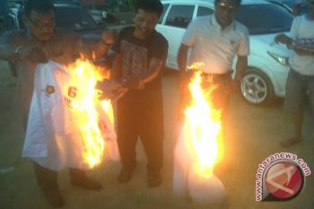 Kader Gerindra Kendari Bakar Atribut Partai