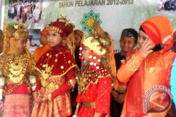 Peringati Kartini ratusan siswa unjuk pakaian daerah