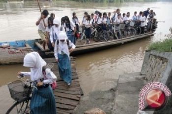 Mereka Harus Sewa Kapal Agar Bisa Ikut UN