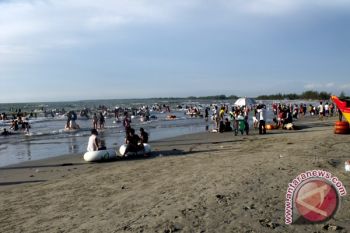 Sambut Hari Bumi aktivitas lingkungan bersihkan pantai