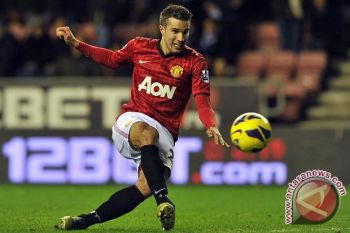 Tiga Gol Persie, MU Jadi Juara