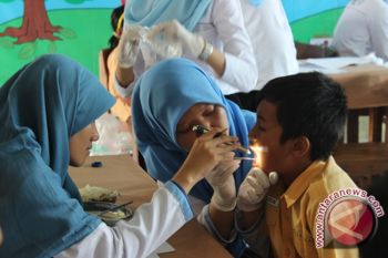 Mahasiswa UPN gelar pemeriksaan gigi siswa gratis