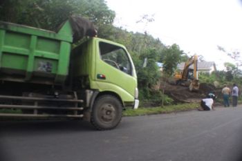 Aktifitas mengeruk tanah