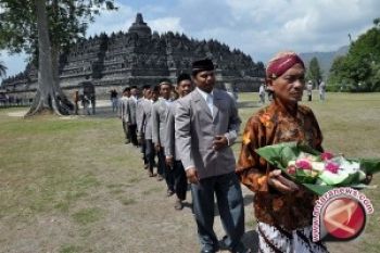 Kirab Budaya Puncaki "Ruwat-Rawat Borobudur"