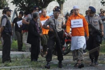 REKONSTRUKSI TEROR SOLO