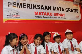  Alfamart Gelar Pemeriksaan Mata Gratis