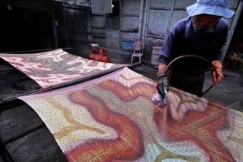 Batik Limbah Kertas Pekalongan Tembus Pasar Eropa