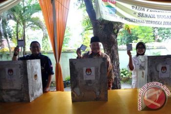 Gubernur Nyoblos di TPS 03