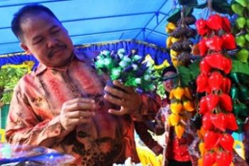 Tinjau Hasil Kerajinan/Foto Joko Sulistyo