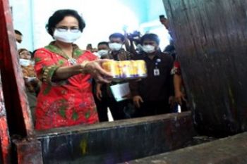Pemusnahan Minuman Ilegal/Foto Joko Sulistyo
