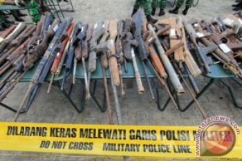 Warga Morotai Serahkan 135 Senjata Api ke TNI