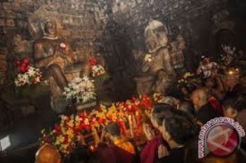 Umat Buddha Rayakan Waisak di Gunung Selok