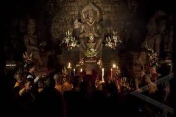 Umat Buddha Ikuti Detik Waisak di Mendut