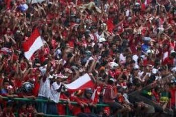Penonton Membeludak, PSIS vs Persipur Dihentikan 