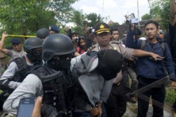 PENGGELEDAHAN TERDUGA TERORIS