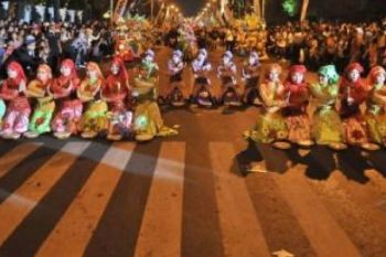 'Semarang Night Carnival' Berhiaskan Kostum Glamour