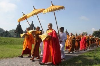 Perayaan Waisak di Borobudur Tanpa Pelepasan Lampion