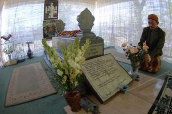 Peringati Hardiknas, Siswa SD Ziarah ke Makam Sosrokartono