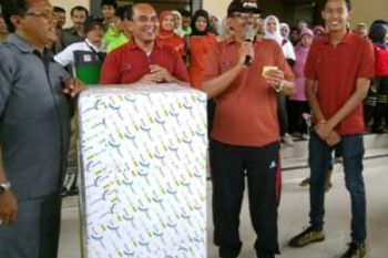 Pemkab Gelar Gerak Jalan Sehat Peringati Hardiknas