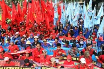 Elemen Buruh Bentrok di Surabaya
