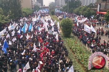 Buruh Bahagia 1 Mei Libur Nasional
