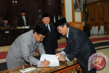 DPRD tandatangani persetujuan pembentukan dua kabupaten baru