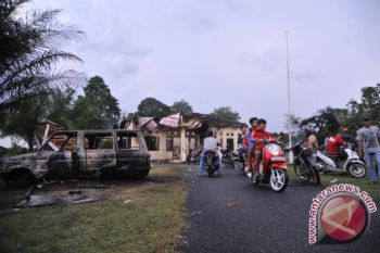 Sampah pasca bentrok di jalan lintas Sumatera Mura dibersihkan