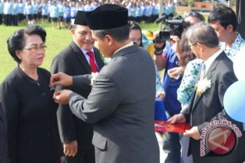 Gubernur Serahkan  Bantuan