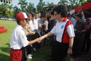 Gubernur Serahkan Bantuan