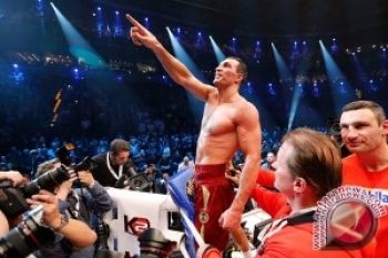 Klitschko Pertahankan Gelar