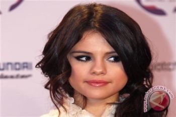 Selena Gomez "Kabur" Dengan Fans