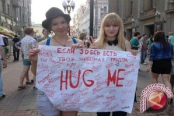 Ada Hari Bebas Peluk Gadis Rusia
