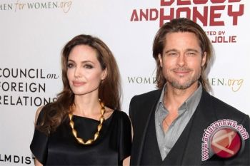Brad Pitt dukung mastektomi Angelina Jolie