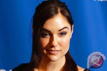 Mantan bintang porno Sasha Grey memulai reli mobil di Rusia