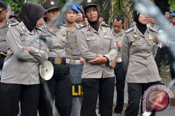 Polisi bagikan air dan permen kepada demonstran