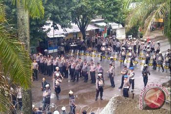 Aparat keamanan bertahan meski diguyur hujan lebat
