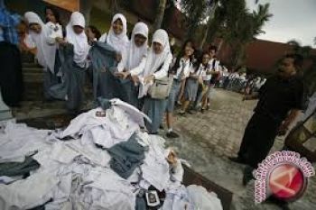 Kadis Minta Siswa Lulus UN Sumbangkan Seragam