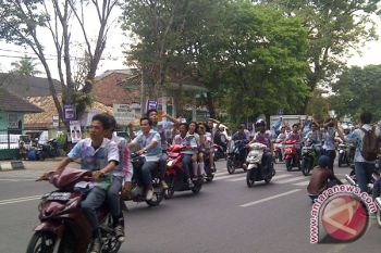 Siswa konvoi rayakan kelulusan UN